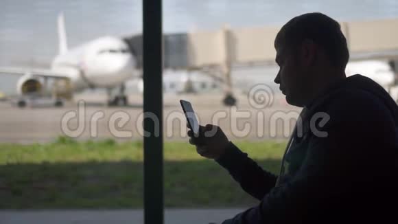 商人在机场用电话男人旅行者的剪影视频的预览图