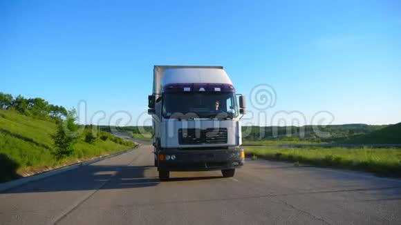 前景卡车与货物拖车高速公路和运输货物在晴天白色货车视频的预览图