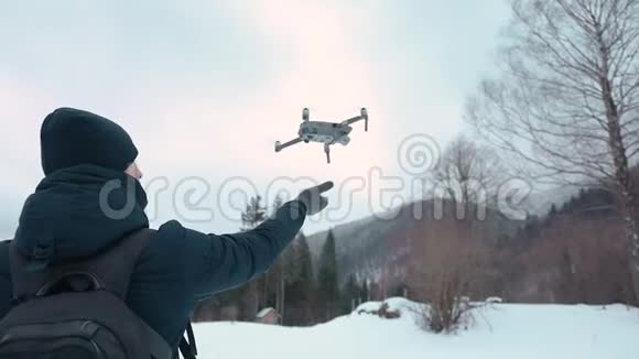 为飞行启动无人机的人视频的预览图