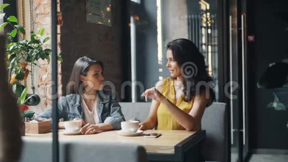女孩咖啡馆的顾客用智能手机在线支付费用视频的预览图