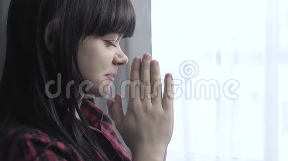 布鲁内特女孩做了一个愿望祈祷睡前宗教的概念妈妈在室内祈祷在生活方式前在床上祈祷视频的预览图