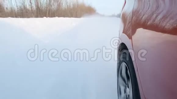 冬季移动轿车后轮观景图视频的预览图