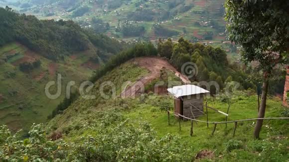 南非从乌干达到卢旺达的道路上俯瞰着一个非洲村庄种植园农田和自然视频的预览图