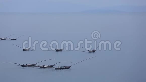 卢旺达境内极少数景观黎明时漂浮的蓝色湖泊和渔民船视频的预览图