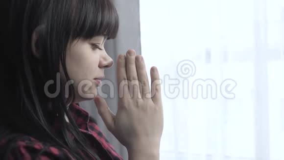布鲁内特女孩做了一个愿望祈祷睡前宗教的概念祈祷女人妈妈的生活方式在室内床前祈祷视频的预览图