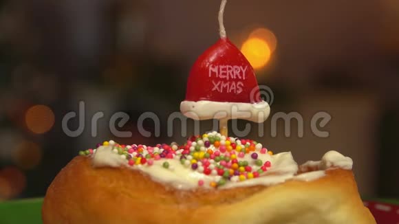 手拿肉桂卷和圣诞蜡烛视频的预览图