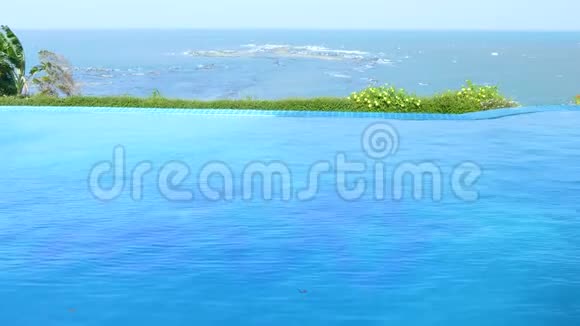 从无限泳池观赏热带海滩视频的预览图