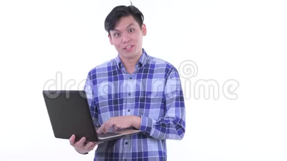 快乐的年轻亚洲潮男在用笔记本电脑说话视频的预览图