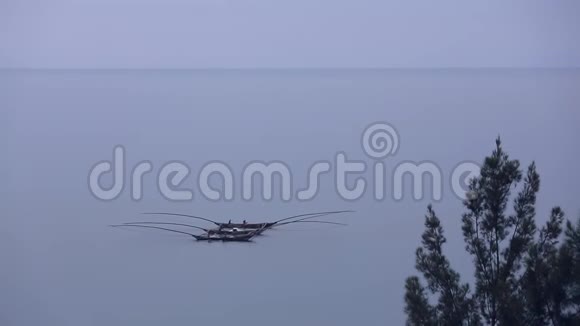 卢旺达境内极少数景观蓝色湖泊地平线树木和渔民船在黎明时漂浮视频的预览图
