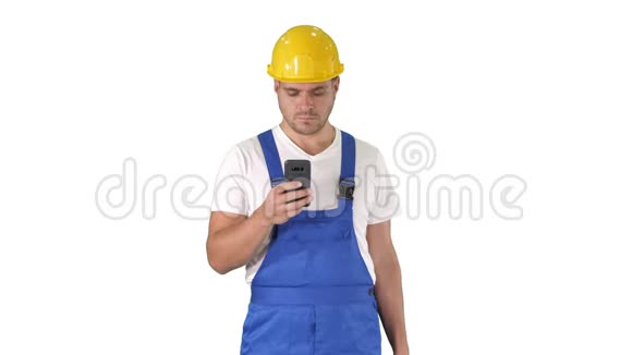 工厂工人在白色背景下聊天浏览智能手机上的短信视频的预览图