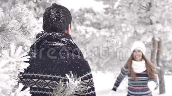 在冬天的树林里拥抱男朋友的漂亮年轻女人视频的预览图