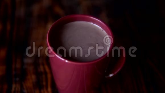 棉花糖与热巧克力可可饮料缓慢落入杯中视频的预览图