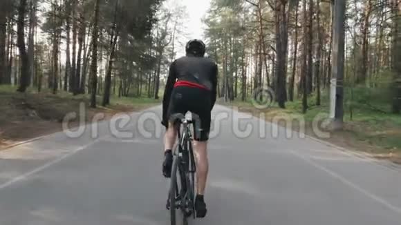 强壮的骑自行车的人骑着自行车走出马鞍骑自行车的人有强壮的腿部肌肉后面跟着射击自行车的概念奴隶视频的预览图