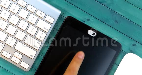 在带有键盘的绿色木桌上关闭白色相机隐私封面幻灯片智能设备的网络摄像头封面视频的预览图