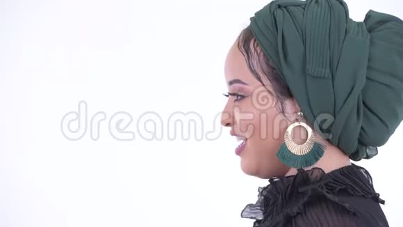 近距离观看快乐的年轻非洲穆斯林妇女谈话视频的预览图