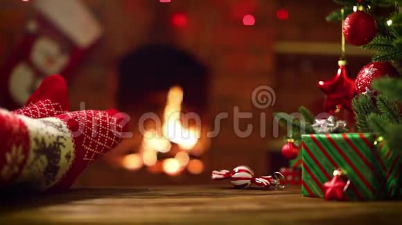 穿着羊毛袜在圣诞壁炉旁冬假概念视频的预览图