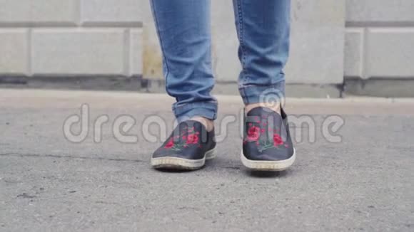 女人脚在人行道上穿过城市的细节视频的预览图