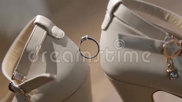 女白鞋上的结婚戒指新娘白鞋上漂亮的结婚戒指白色婚礼订婚视频的预览图