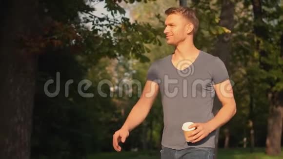 白种人喜欢在户外喝咖啡视频的预览图