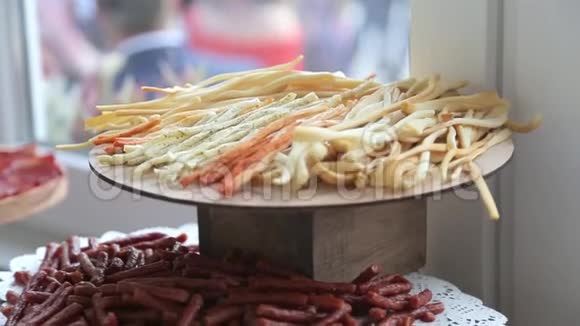 户外食品概念将烧烤牛排香肠和烤菜放在木制野餐桌上并附有副本视频的预览图