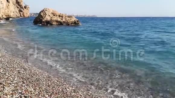 在土耳其安塔利亚的科尼亚阿尔蒂海滩上带着岩石的惊人海景12秒视频的预览图