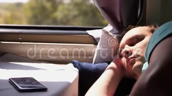 人在火车上睡觉累得坐火车长途旅行视频的预览图
