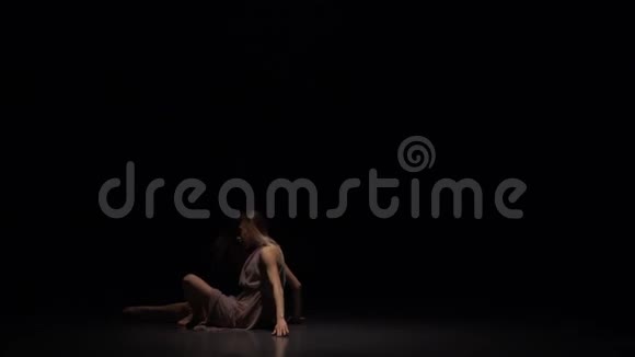 一个专业舞者在暮色中表演当代的慢动作视频的预览图