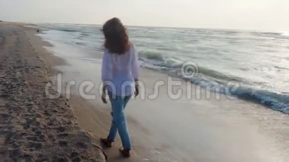 女孩走在海边视频的预览图