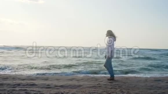 女孩走在海边视频的预览图