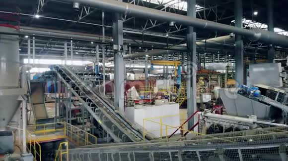 有员工的机器化砖厂视频的预览图