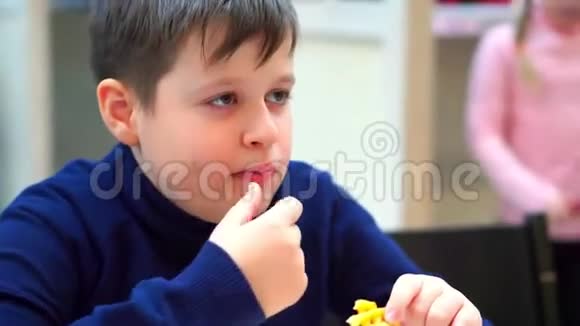 吃薯条的那个男孩视频的预览图