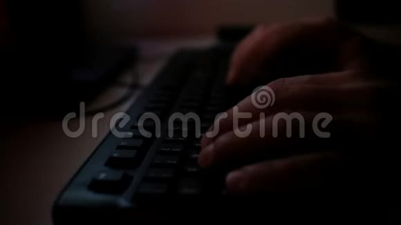 人类双手在电脑上工作夜间键盘手指打字运动视频的预览图