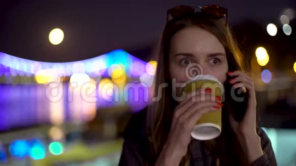 一个年轻的女孩有一双漂亮的大眼睛长发头上戴着眼镜红色的指甲通过smartpohne进行交流视频的预览图