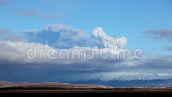 2010年4月14日EyjafjallajAkull重新从冰川中心的顶部火山口喷发视频的预览图