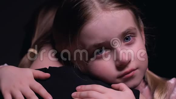 哭泣的孤儿女孩拥抱志愿者寻找照顾和支持孤儿院视频的预览图