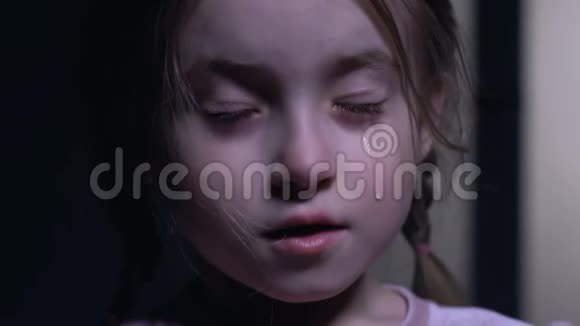 可爱的小女孩闭上眼睛因为恐惧和哭泣童年的恐惧特写视频的预览图