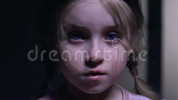 美丽的小女孩突然害怕可怕的夜晚恐惧的黑暗视频的预览图