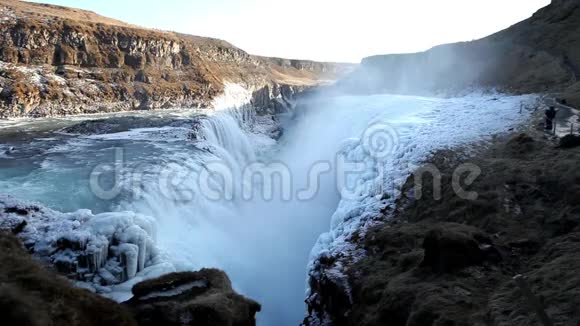 金瀑布Gullfoss是位于HvAtA河峡谷中的瀑布视频的预览图