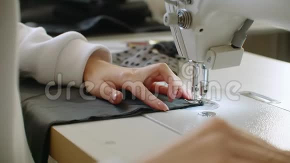 缝纫机针在运动中缝纫机针的特写迅速上下移动裁缝缝黑色的视频的预览图