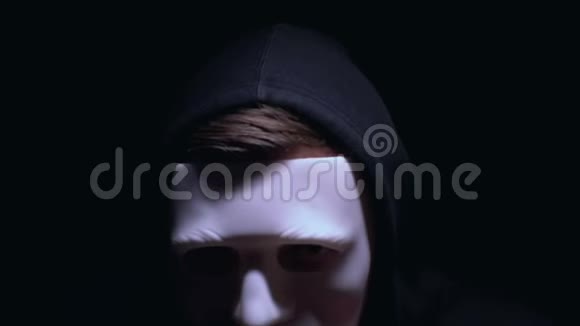 把受伤的脸藏在面具下在黑色背景下被隔离罪犯视频的预览图