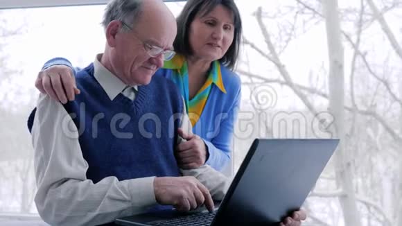一家人用手提电脑上网在家度假视频的预览图