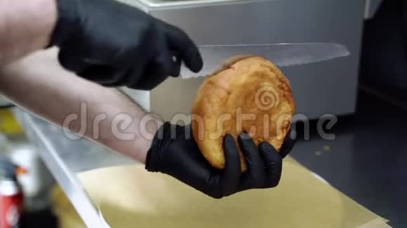 厨师的手在切汉堡面包视频的预览图