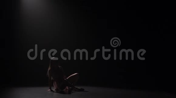 一个漂亮女孩在暮色中表演当代的慢动作视频的预览图