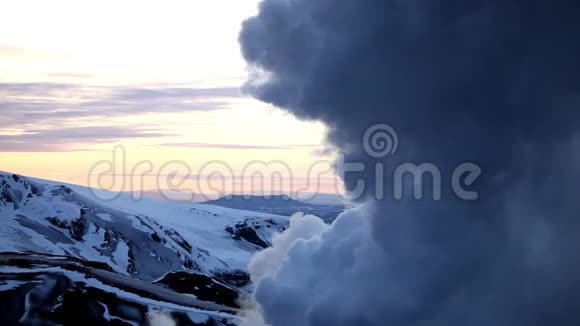 在冰岛的路上熔岩融化的雪视频的预览图