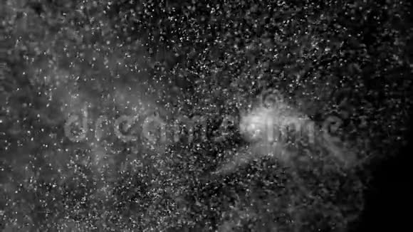 颗粒元素在黑色背景上以细小尘埃和圆形气泡的形式运动视频的预览图