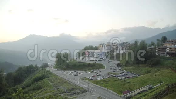 在罗萨Khutor滑雪胜地高原日落时的鸟瞰建筑物和停车场视频的预览图