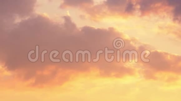 戏剧性的日落快速移动的金色橙色的云夜晚的天空时光流逝4K视频的预览图
