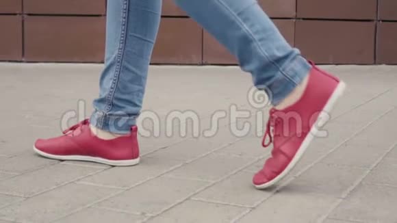穿着红色运动鞋女人的腿视频的预览图