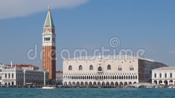 在威尼斯多吉宫殿前航行视频的预览图