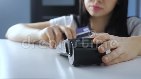 用信用卡支付商品和服务的购销信用卡在生活方式的商店女孩付钱视频的预览图